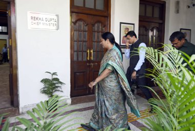 NEW DELHI, INDIA - 26 Mart 2025 'te Delhi CM Rekha Gupta Delhi Bütçe oturumu sırasında Delhi Vidhan Sabha' ya geldi. BJP liderliğindeki Delhi hükümeti ilk Bütçesini Salı günü meclise sundu 