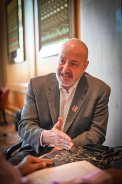 NEW DELHI, INDIA - 26 Mart 2025 'te Taj Mansingh Hotel' de Hindistan Times 'a verdiği özel röportajda Londra Ekonomi Fakültesi Başkan Yardımcısı Larry Kramer 