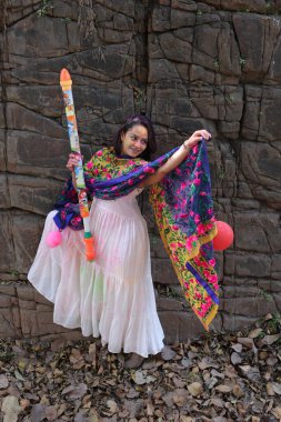 NEW DELHI, INDIA - 22 Şubat 2025: (EDITOR 'un Notu) Bollywood oyuncusu Apoorva Arora, 22 Şubat 2025 tarihinde Hindistan' ın Yeni Delhi kentinde Holi özel çekimi sırasında HT City ile birlikte poz verdi..