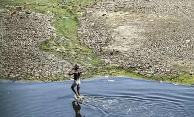 NEW DELHI, INDIA - 26 Mart 2025: nehir yatağı görülebilir ve Yamuna 'nın 26 Mart 2025' te Yeni Delhi, Hindistan 'da kuruduğunu gören ITO barajı boyunca akan sadece küçük bir dere. Yeni BJP hükümet gündeminin merkezinde Yamuna 'nın temizlenmesi yer alıyor.
