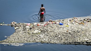 NEW DELHI, INDIA - 26 Mart 2025: nehir yatağı görülebilir ve Yamuna 'nın 26 Mart 2025' te Yeni Delhi, Hindistan 'da kuruduğunu gören ITO barajı boyunca akan sadece küçük bir dere. Yeni BJP hükümet gündeminin merkezinde Yamuna 'nın temizlenmesi yer alıyor.