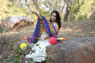 NEW DELHI, INDIA - 22 Şubat 2025: (EDITOR 'un Notu) Bollywood oyuncusu Apoorva Arora, 22 Şubat 2025 tarihinde Hindistan' ın Yeni Delhi kentinde Holi özel çekimi sırasında HT City ile birlikte poz verdi..