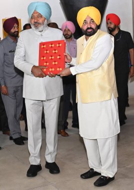 CHANDIGARH, INDIA - 26 Mart 2025 tarihinde Hindistan 'ın Chandigarh kentinde Punjab Vidhan Sabha' da 2025 / 26 için Punjab bütçesini sunan Maliye Bakanı Punjab Harpal Singh Cheema. 