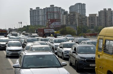 GHAZIABAD, INDIA - 26 Mart 2025: Ghaziabad, Hindistan 'da 26 Mart 2025 tarihinde Ghaziabad, Delhi Meerut Otoyolu yakınlarında yanan bir araba nedeniyle otoyolda yoğun trafik sıkışıklığı yaşandı. İtfaiye ekibi olay yerine vardı ve yangını söndürdü..