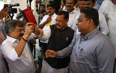 MUMBAI, INDIA - 26 Mart: Ulusal Kongre Partisi (Sharad Pawar fraksiyonu) lideri Jitendra Awad ve Samajwadi Partisi MLA Rais Shaikh, Maharashtra Yasama Meclisi 'ndeki Meclis oturumunun son gününde Hint Anayasası' nın bir kopyasını gösterdiler 