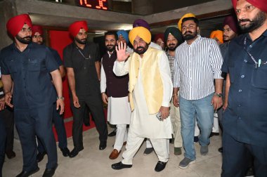 CHANDIGARH, INDIA - 26 Mart 2025 'te Hindistan' ın Chandigarh kentinde Punjab Vidhan Sabha 'daki diğer askeri yönetim kurulu başkanlarıyla birlikte Başbakan Punjab Bhagwant mann. 