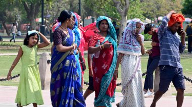 NEW DELHI, INDIA - 26 Mart 2025 tarihinde Yeni Delhi, Hindistan 'da sıcak öğleden sonra Kartavya Yolu' nda ziyaretçiler. Delhi bu sezonun en sıcak gününü, maksimum sıcaklık 37,1 santigrat dereceye yükselerek 25 Mart Salı günü kaydetti.. 