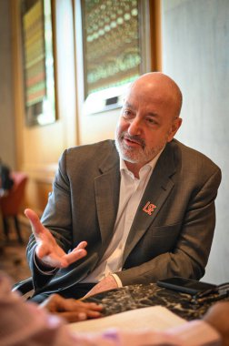 NEW DELHI, INDIA - 26 Mart 2025 'te Taj Mansingh Hotel' de Hindistan Times 'a verdiği özel röportajda Londra Ekonomi Fakültesi Başkan Yardımcısı Larry Kramer 