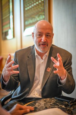 NEW DELHI, INDIA - 26 Mart 2025 'te Taj Mansingh Hotel' de Hindistan Times 'a verdiği özel röportajda Londra Ekonomi Fakültesi Başkan Yardımcısı Larry Kramer 