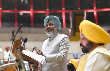 CHANDIGARH, INDIA - 26 Mart 2025 tarihinde Hindistan 'ın Chandigarh kentinde Punjab Vidhan Sabha' da 2025 / 26 için Punjab bütçesini sunan Maliye Bakanı Punjab Harpal Singh Cheema. 