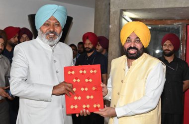 CHANDIGARH, INDIA - 26 Mart 2025 tarihinde Hindistan 'ın Chandigarh kentinde Punjab Vidhan Sabha' da 2025 / 26 için Punjab bütçesini sunan Maliye Bakanı Punjab Harpal Singh Cheema. 