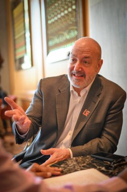 NEW DELHI, INDIA - 26 Mart 2025 'te Taj Mansingh Hotel' de Hindistan Times 'a verdiği özel röportajda Londra Ekonomi Fakültesi Başkan Yardımcısı Larry Kramer 