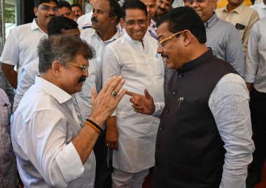 MUMBAI, INDIA - 26 Mart: Ulusal Kongre Partisi (Sharad Pawar fraksiyonu) lideri Jitendra Awad ve Samajwadi Partisi MLA Rais Shaikh, Maharashtra Yasama Meclisi 'ndeki Meclis oturumunun son gününde Hint Anayasası' nın bir kopyasını gösterdiler 