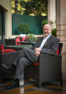 NEW DELHI, INDIA - 26 Mart 2025 'te Taj Mansingh Hotel' de Hindistan Times 'a verdiği özel röportajda Londra Ekonomi Fakültesi Başkan Yardımcısı Larry Kramer 