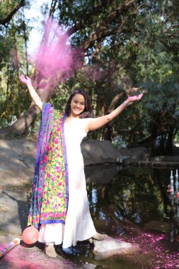 NEW DELHI, INDIA - 22 Şubat 2025: (EDITOR 'un Notu) Bollywood oyuncusu Apoorva Arora, 22 Şubat 2025 tarihinde Hindistan' ın Yeni Delhi kentinde Holi özel çekimi sırasında HT City ile birlikte poz verdi..