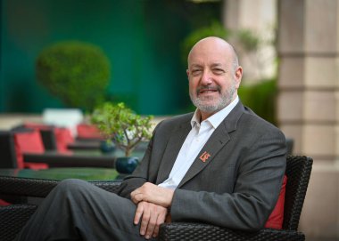 NEW DELHI, INDIA - 26 Mart 2025 'te Taj Mansingh Hotel' de Hindistan Times 'a verdiği özel röportajda Londra Ekonomi Fakültesi Başkan Yardımcısı Larry Kramer 