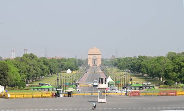 NEW DELHI, INDIA - 26 Mart 2025 tarihinde Yeni Delhi, Hindistan 'da sıcak öğleden sonra Kartavya Yolu' nda ziyaretçiler. Delhi bu sezonun en sıcak gününü, maksimum sıcaklık 37,1 santigrat dereceye yükselerek 25 Mart Salı günü kaydetti.. 