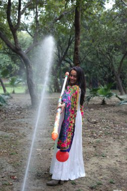 NEW DELHI, INDIA - 22 Şubat 2025: (EDITOR 'un Notu) Bollywood oyuncusu Apoorva Arora, 22 Şubat 2025 tarihinde Hindistan' ın Yeni Delhi kentinde Holi özel çekimi sırasında HT City ile birlikte poz verdi..