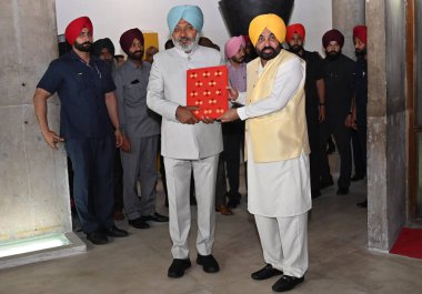 CHANDIGARH, INDIA - 26 Mart 2025 tarihinde Hindistan 'ın Chandigarh kentinde Punjab Vidhan Sabha' da 2025 / 26 için Punjab bütçesini sunan Maliye Bakanı Punjab Harpal Singh Cheema. 