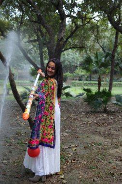 NEW DELHI, INDIA - 22 Şubat 2025: (EDITOR 'un Notu) Bollywood oyuncusu Apoorva Arora, 22 Şubat 2025 tarihinde Hindistan' ın Yeni Delhi kentinde Holi özel çekimi sırasında HT City ile birlikte poz verdi..