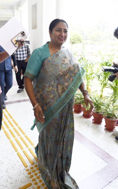 NEW DELHI, INDIA - 26 Mart 2025 'te Delhi CM Rekha Gupta Delhi Bütçe oturumu sırasında Delhi Vidhan Sabha' ya geldi. BJP liderliğindeki Delhi hükümeti ilk Bütçesini Salı günü meclise sundu 