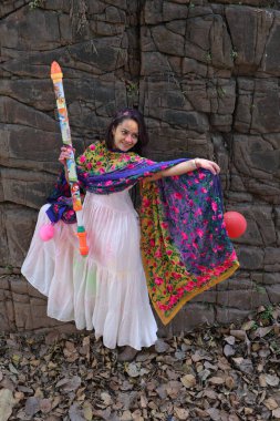 NEW DELHI, INDIA - 22 Şubat 2025: (EDITOR 'un Notu) Bollywood oyuncusu Apoorva Arora, 22 Şubat 2025 tarihinde Hindistan' ın Yeni Delhi kentinde Holi özel çekimi sırasında HT City ile birlikte poz verdi..