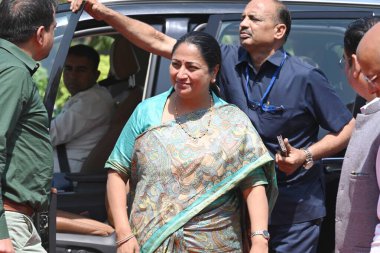 NEW DELHI, INDIA - 26 Mart 2025 'te Delhi CM Rekha Gupta Delhi Bütçe oturumu sırasında Delhi Vidhan Sabha' ya geldi. BJP liderliğindeki Delhi hükümeti ilk Bütçesini Salı günü meclise sundu 