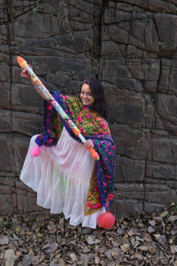 NEW DELHI, INDIA - 22 Şubat 2025: (EDITOR 'un Notu) Bollywood oyuncusu Apoorva Arora, 22 Şubat 2025 tarihinde Hindistan' ın Yeni Delhi kentinde Holi özel çekimi sırasında HT City ile birlikte poz verdi..