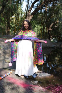 NEW DELHI, INDIA - 22 Şubat 2025: (EDITOR 'un Notu) Bollywood oyuncusu Apoorva Arora, 22 Şubat 2025 tarihinde Hindistan' ın Yeni Delhi kentinde Holi özel çekimi sırasında HT City ile birlikte poz verdi..