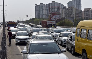 GHAZIABAD, INDIA - 26 Mart 2025: Ghaziabad, Hindistan 'da 26 Mart 2025 tarihinde Ghaziabad, Delhi Meerut Otoyolu yakınlarında yanan bir araba nedeniyle otoyolda yoğun trafik sıkışıklığı yaşandı. İtfaiye ekibi olay yerine vardı ve yangını söndürdü..