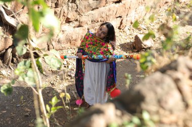 NEW DELHI, INDIA - 22 Şubat 2025: (EDITOR 'un Notu) Bollywood oyuncusu Apoorva Arora, 22 Şubat 2025 tarihinde Hindistan' ın Yeni Delhi kentinde Holi özel çekimi sırasında HT City ile birlikte poz verdi..