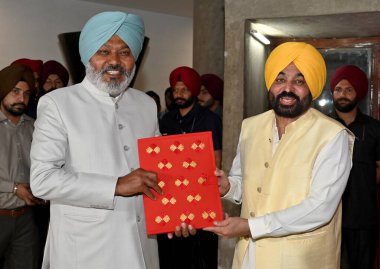 CHANDIGARH, INDIA - 26 Mart 2025 tarihinde Hindistan 'ın Chandigarh kentinde Punjab Vidhan Sabha' da 2025 / 26 için Punjab bütçesini sunan Maliye Bakanı Punjab Harpal Singh Cheema. 