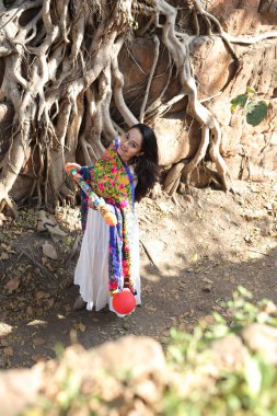 NEW DELHI, INDIA - 22 Şubat 2025: (EDITOR 'un Notu) Bollywood oyuncusu Apoorva Arora, 22 Şubat 2025 tarihinde Hindistan' ın Yeni Delhi kentinde Holi özel çekimi sırasında HT City ile birlikte poz verdi..