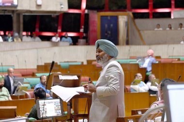 CHANDIGARH, INDIA - 26 Mart 2025 tarihinde Hindistan 'ın Chandigarh kentinde Punjab Vidhan Sabha' da 2025 / 26 için Punjab bütçesini sunan Maliye Bakanı Punjab Harpal Singh Cheema. 