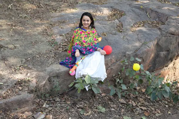 NEW DELHI, INDIA - 22 Şubat 2025: (EDITOR 'un Notu) Bollywood oyuncusu Apoorva Arora, 22 Şubat 2025 tarihinde Hindistan' ın Yeni Delhi kentinde Holi özel çekimi sırasında HT City ile birlikte poz verdi..