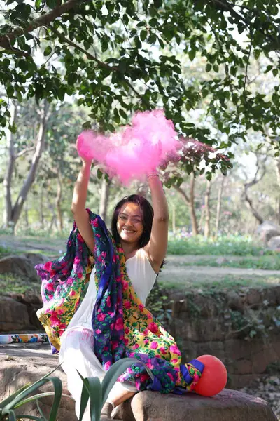 NEW DELHI, INDIA - 22 Şubat 2025: (EDITOR 'un Notu) Bollywood oyuncusu Apoorva Arora, 22 Şubat 2025 tarihinde Hindistan' ın Yeni Delhi kentinde Holi özel çekimi sırasında HT City ile birlikte poz verdi..