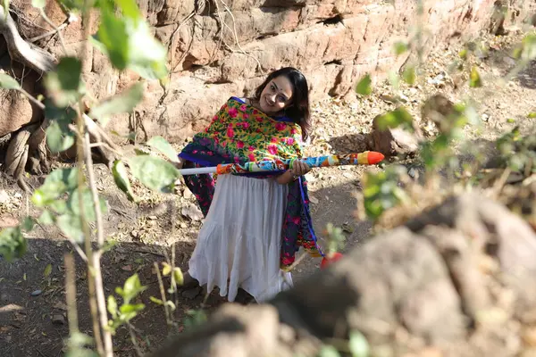 NEW DELHI, INDIA - 22 Şubat 2025: (EDITOR 'un Notu) Bollywood oyuncusu Apoorva Arora, 22 Şubat 2025 tarihinde Hindistan' ın Yeni Delhi kentinde Holi özel çekimi sırasında HT City ile birlikte poz verdi..