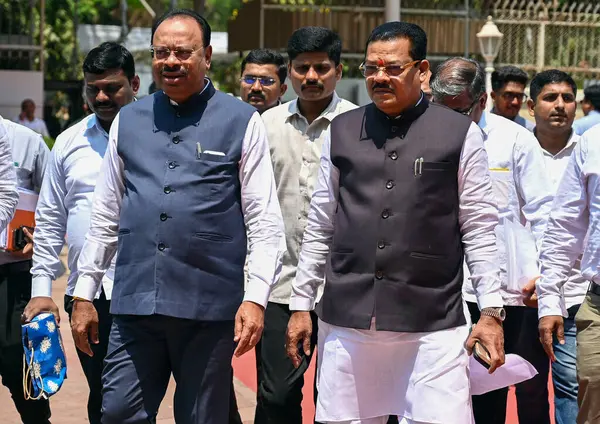 MUMBAI, INDIA - 26 Mart 2025 'te Hindistan' ın Mumbai kentindeki Maharashtra Yasama Meclisi 'nde düzenlenen Meclis oturumunun son gününe Kabine Bakanı Chandrashekhar Bawankule ve Sanjay Shirsat katıldı.. 