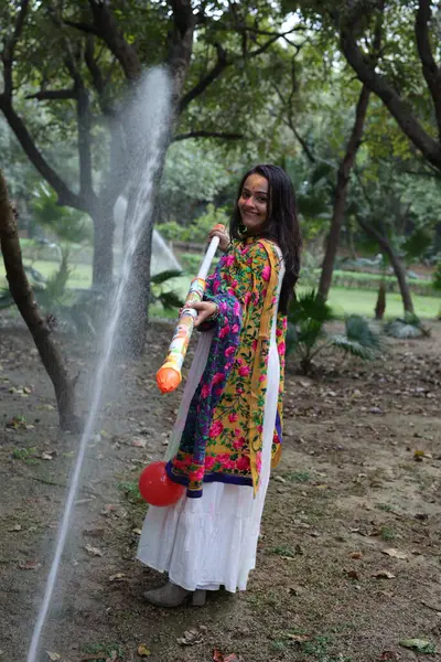 NEW DELHI, INDIA - 22 Şubat 2025: (EDITOR 'un Notu) Bollywood oyuncusu Apoorva Arora, 22 Şubat 2025 tarihinde Hindistan' ın Yeni Delhi kentinde Holi özel çekimi sırasında HT City ile birlikte poz verdi..