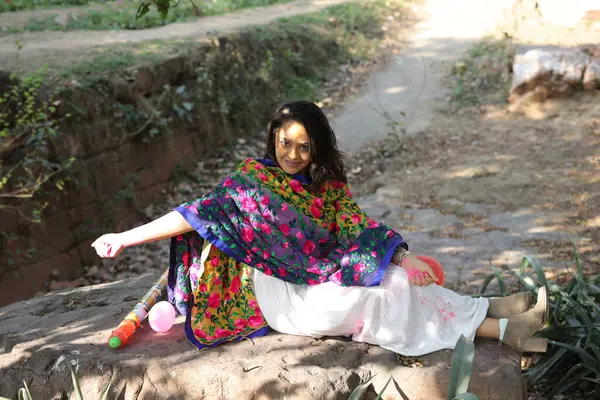 NEW DELHI, INDIA - 22 Şubat 2025: (EDITOR 'un Notu) Bollywood oyuncusu Apoorva Arora, 22 Şubat 2025 tarihinde Hindistan' ın Yeni Delhi kentinde Holi özel çekimi sırasında HT City ile birlikte poz verdi..