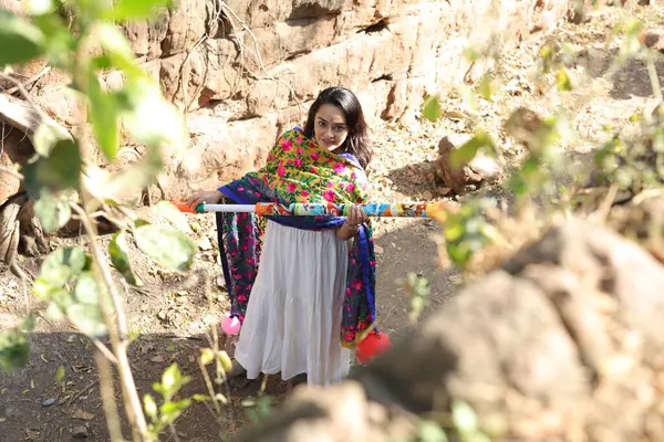 NEW DELHI, INDIA - 22 Şubat 2025: (EDITOR 'un Notu) Bollywood oyuncusu Apoorva Arora, 22 Şubat 2025 tarihinde Hindistan' ın Yeni Delhi kentinde Holi özel çekimi sırasında HT City ile birlikte poz verdi..