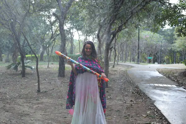 NEW DELHI, INDIA - 22 Şubat 2025: (EDITOR 'un Notu) Bollywood oyuncusu Apoorva Arora, 22 Şubat 2025 tarihinde Hindistan' ın Yeni Delhi kentinde Holi özel çekimi sırasında HT City ile birlikte poz verdi..