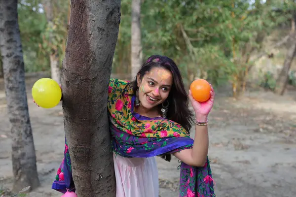 NEW DELHI, INDIA - 22 Şubat 2025: (EDITOR 'un Notu) Bollywood oyuncusu Apoorva Arora, 22 Şubat 2025 tarihinde Hindistan' ın Yeni Delhi kentinde Holi özel çekimi sırasında HT City ile birlikte poz verdi..