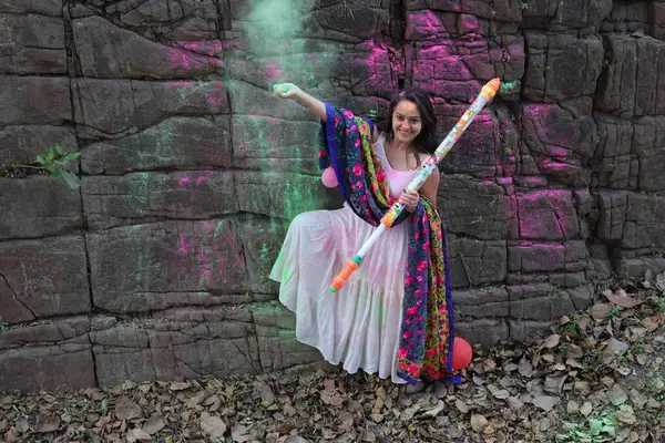 NEW DELHI, INDIA - 22 Şubat 2025: (EDITOR 'un Notu) Bollywood oyuncusu Apoorva Arora, 22 Şubat 2025 tarihinde Hindistan' ın Yeni Delhi kentinde Holi özel çekimi sırasında HT City ile birlikte poz verdi..