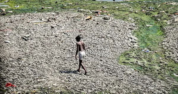 NEW DELHI, INDIA - 26 Mart 2025: nehir yatağı görülebilir ve Yamuna 'nın 26 Mart 2025' te Yeni Delhi, Hindistan 'da kuruduğunu gören ITO barajı boyunca akan sadece küçük bir dere. Yeni BJP hükümet gündeminin merkezinde Yamuna 'nın temizlenmesi yer alıyor.