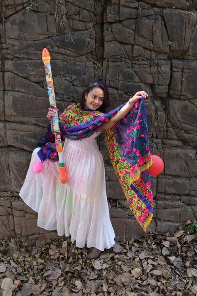 NEW DELHI, INDIA - 22 Şubat 2025: (EDITOR 'un Notu) Bollywood oyuncusu Apoorva Arora, 22 Şubat 2025 tarihinde Hindistan' ın Yeni Delhi kentinde Holi özel çekimi sırasında HT City ile birlikte poz verdi..