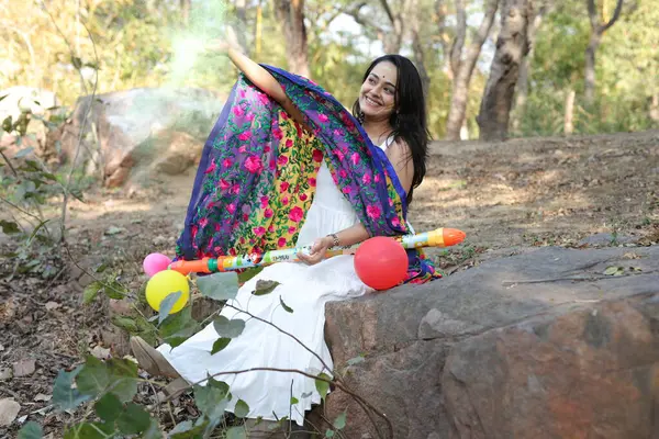 NEW DELHI, INDIA - 22 Şubat 2025: (EDITOR 'un Notu) Bollywood oyuncusu Apoorva Arora, 22 Şubat 2025 tarihinde Hindistan' ın Yeni Delhi kentinde Holi özel çekimi sırasında HT City ile birlikte poz verdi..