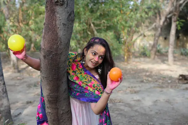 NEW DELHI, INDIA - 22 Şubat 2025: (EDITOR 'un Notu) Bollywood oyuncusu Apoorva Arora, 22 Şubat 2025 tarihinde Hindistan' ın Yeni Delhi kentinde Holi özel çekimi sırasında HT City ile birlikte poz verdi..