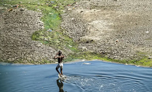 NEW DELHI, INDIA - 26 Mart 2025: nehir yatağı görülebilir ve Yamuna 'nın 26 Mart 2025' te Yeni Delhi, Hindistan 'da kuruduğunu gören ITO barajı boyunca akan sadece küçük bir dere. Yeni BJP hükümet gündeminin merkezinde Yamuna 'nın temizlenmesi yer alıyor.