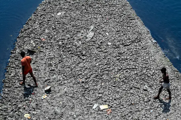 NEW DELHI, INDIA - 26 Mart 2025: nehir yatağı görülebilir ve Yamuna 'nın 26 Mart 2025' te Yeni Delhi, Hindistan 'da kuruduğunu gören ITO barajı boyunca akan sadece küçük bir dere. Yeni BJP hükümet gündeminin merkezinde Yamuna 'nın temizlenmesi yer alıyor.